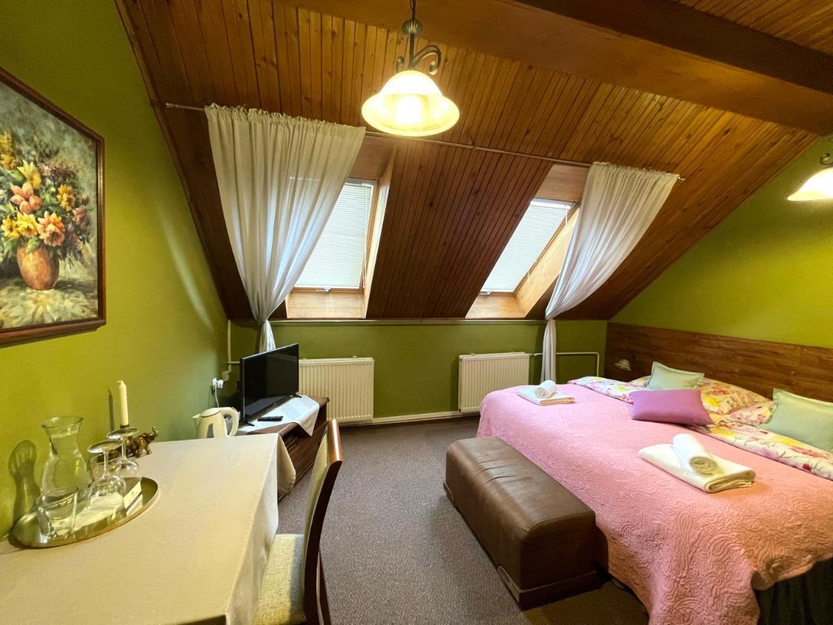 Art Pension Dans Le Parc Banska Bystrica Exterior photo