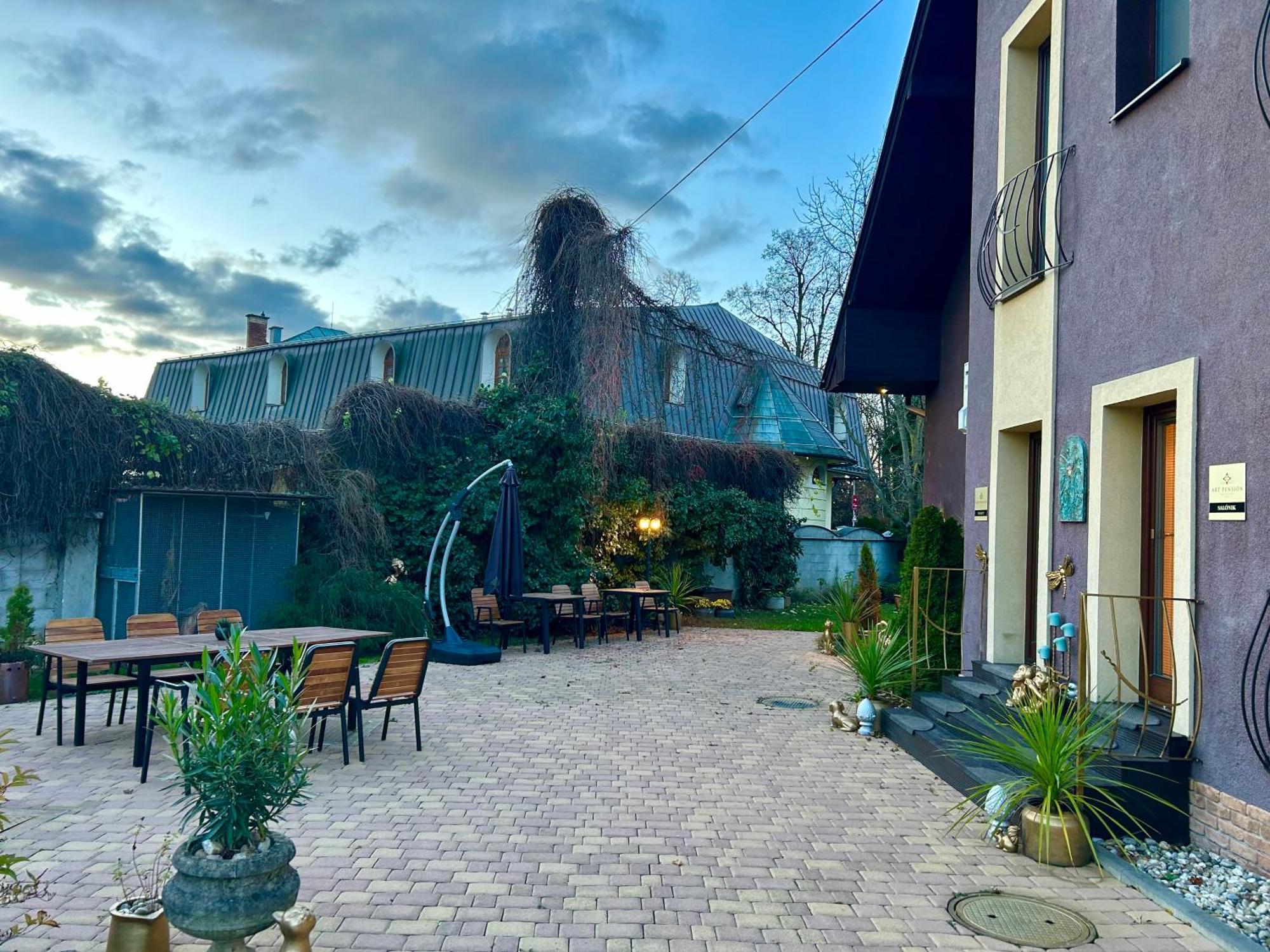 Art Pension Dans Le Parc Banska Bystrica Exterior photo